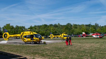 Am Unfallort seien auch drei Rettungshubschrauber im Einsatz gewesen. 