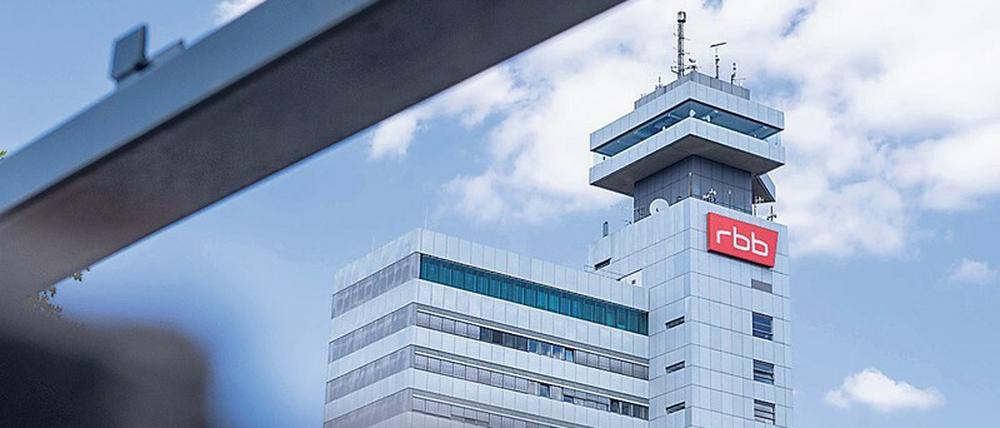 Interessenlagen. Der RBB hat rund 3500 Mitarbeiter, davon etwa 1500 Freie.