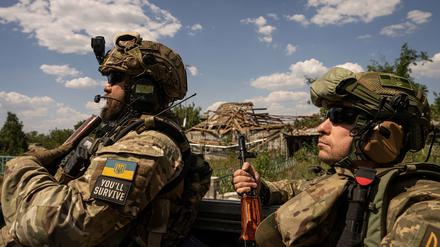 Ukrainische Soldaten der Aufklärungsgruppe "Fireflies" fahren auf einem Pickup an der Frontlinie in der Region Mykolajiw.