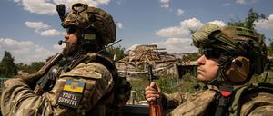 Ukrainische Soldaten der Aufklärungsgruppe "Fireflies" fahren auf einem Pickup an der Frontlinie in der Region Mykolajiw.