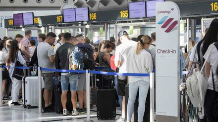 Am Stuttgarter Flughafen warten Passagiere der Fluglinie Eurowings.
