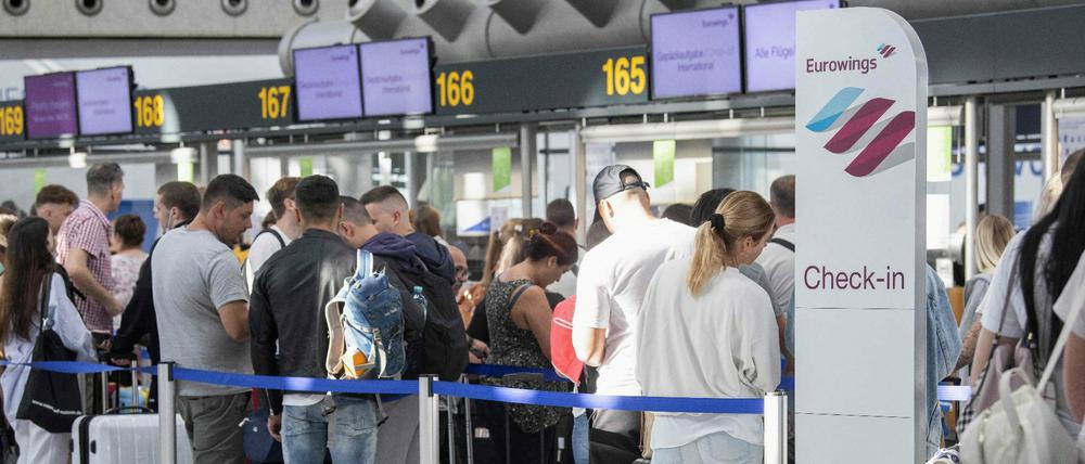 Am Stuttgarter Flughafen warten Passagiere der Fluglinie Eurowings.