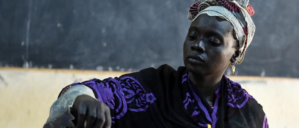 Eine junge Frau wirft ihren Stimmzettel während der Präsidentschaftswahl 2018 in Bamako in die Wahlurne. Schon zwei Jahre später stürzte ein Putsch die Regierung.