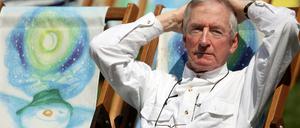 Raymond Briggs auf einem Liegestuhl mit seiner berühmten Schneemann-Zeichnung.