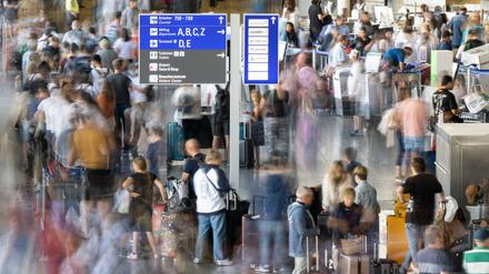 Tausende Passagiere warten vor den Abfertigungsschaltern des Flughafens auf ihren Check-In.