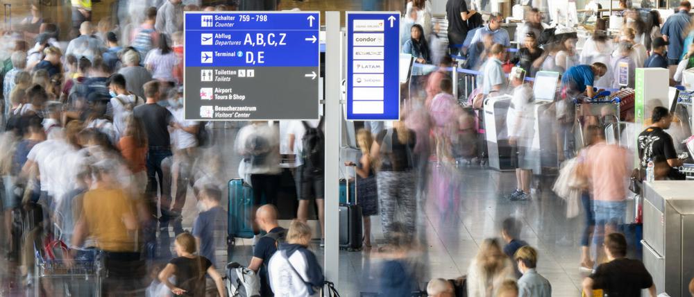 Tausende Passagiere warten vor den Abfertigungsschaltern des Flughafens auf ihren Check-In.