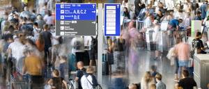 Tausende Passagiere warten vor den Abfertigungsschaltern des Flughafens auf ihren Check-In.
