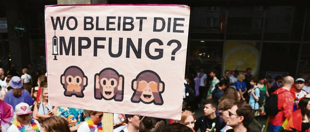 Auch die Demonstranten auf dem Christopher Street Day fragten sich bereits, wo Nachschub für die Affenpocken-Impfung in Berlin bleibt.