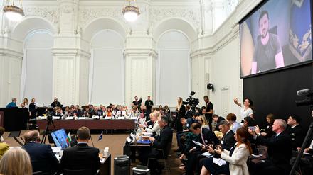 Zu Beginn der Konferenz in Kopenhagen wird der ukrainische Präsident Wolodymyr Selenskyj per Videolink zugeschaltet.