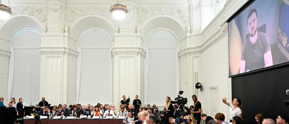 Zu Beginn der Konferenz in Kopenhagen wird der ukrainische Präsident Wolodymyr Selenskyj per Videolink zugeschaltet.