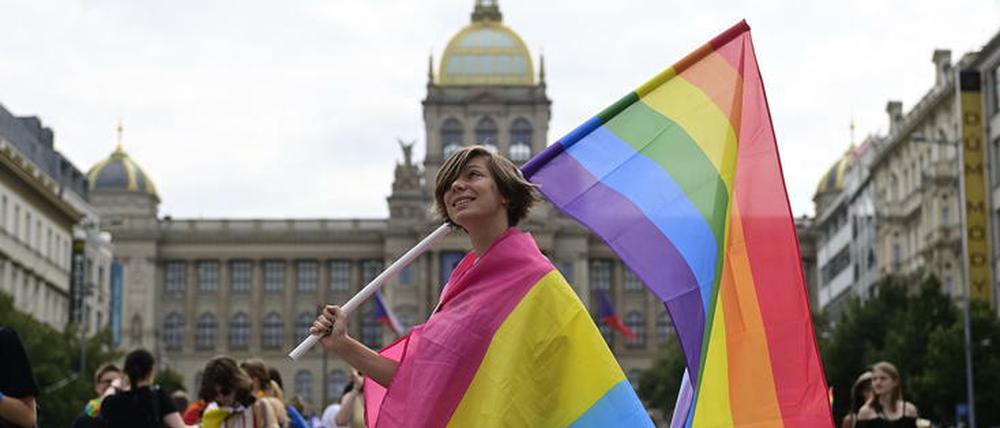 Tausende Menschen sind durch das Stadtzentrum von Prag gezogen, um für die Akzeptanz sexueller und geschlechtlicher Vielfalt zu demonstrieren.