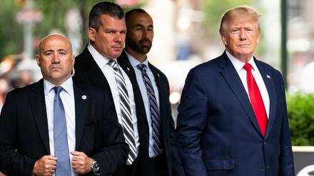 Donald Trump (r), ehemaliger Präsident der USA, verlässt den Trump Tower.