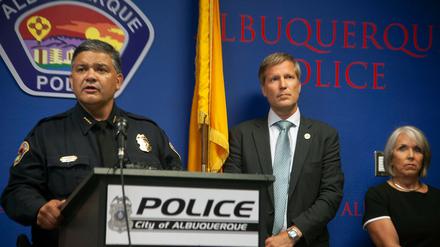 Albuquerques Polizeichef Harold Medina (l.) neben Bürgermeister Tim Keller