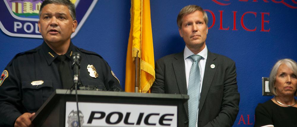 Albuquerques Polizeichef Harold Medina (l.) neben Bürgermeister Tim Keller