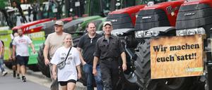 Bauern laufen am Montag an Traktoren entlang zum Bonner Dienstsitz des Landwirtschaftsministeriums.