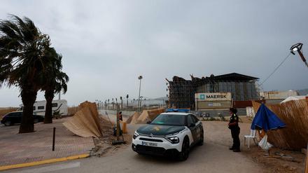 Die Bühne ist wegen eines Sturms bei einem Musikfestival am spanischen Mittelmeer eingestürzt.