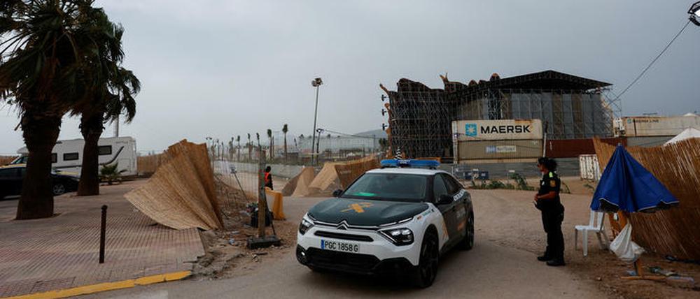 Die Bühne ist wegen eines Sturms bei einem Musikfestival am spanischen Mittelmeer eingestürzt.