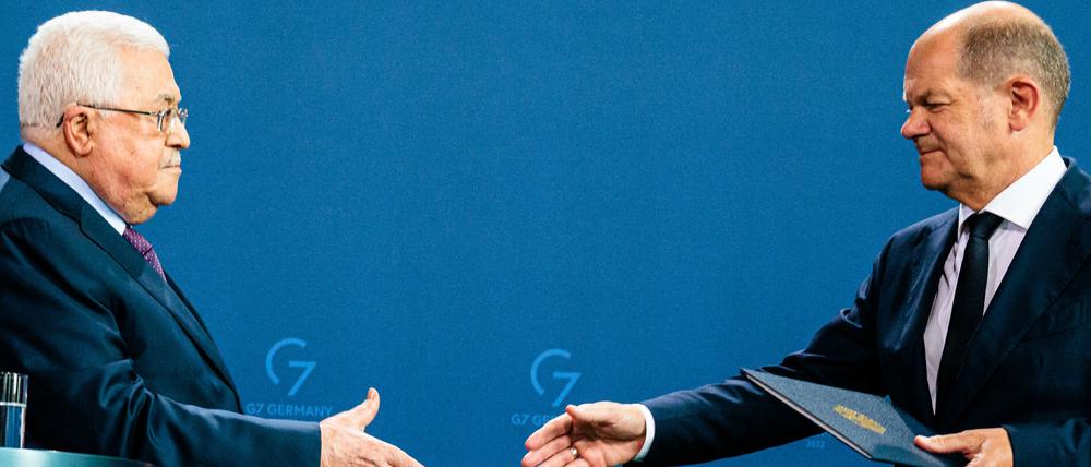 Palästinenser-Präsident Mahmud Abbas (l.) beim Treffen mit Kanzler Olaf Scholz.