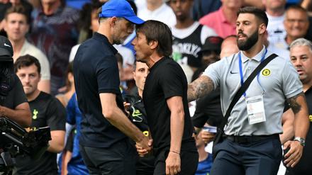 Vorbildlich, wie sich Thomas Tuchel (l.) und Antonio Conte beim Händedruck in die Augen schauen.
