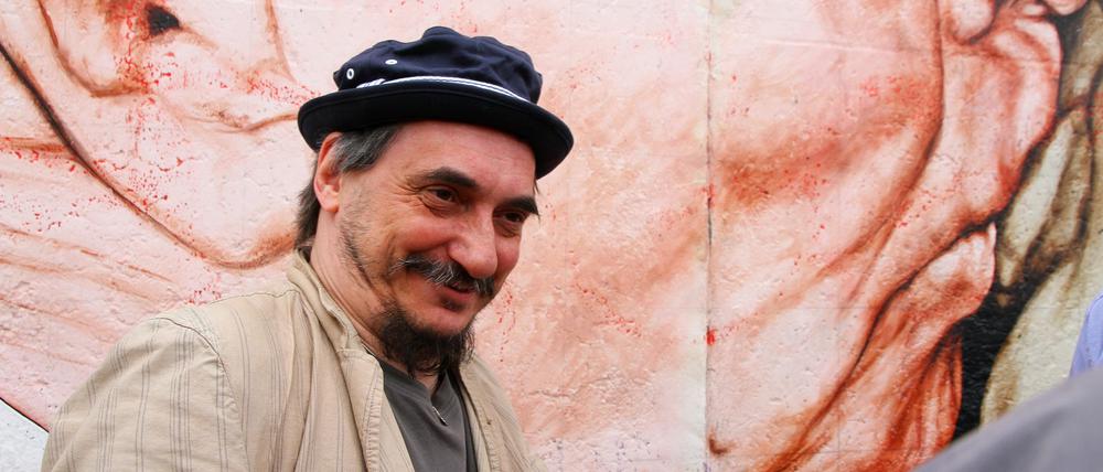 Der Moskauer Maler Dimitri Wrubel beim Reinigen seines Bruderkuss-Wandbildes an der East Side Gallery 2014.
