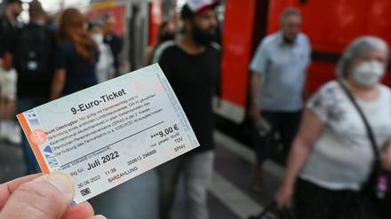 Im zweiten Monat in Folge fällt die Inflation - auch wegen des Neun-Euro-Tickets.
