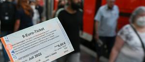 Im zweiten Monat in Folge fällt die Inflation - auch wegen des Neun-Euro-Tickets.