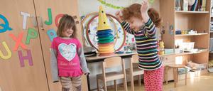 Kinder spielen in einer Kindertagesstätte. Vor allem in der Sozialarbeit mangelt es an Fachkräften.