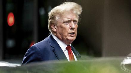Donald Trump verlässt den Trump Tower auf dem Weg zur Generalstaatsanwaltschaft.