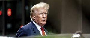 Donald Trump verlässt den Trump Tower auf dem Weg zur Generalstaatsanwaltschaft.