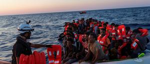 Sea Watch und andere Organisationen retten regelmäßig flüchtende Menschen aus dem Mittelmeerraum.