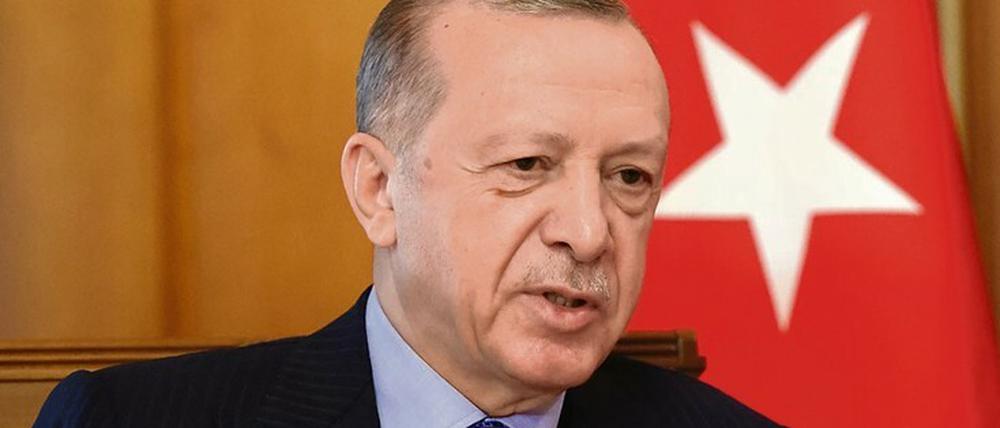 Der türkische Präsident Erdogan hat ein Problem: Er will, dass die syrischen Flüchtlinge in ihre Heimat zurückkehren. Deshalb muss er mit Assad sprechen.
