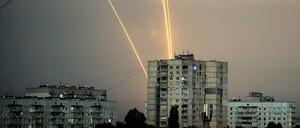 Russische Raketen sind in der Morgendämmerung zu sehen. 