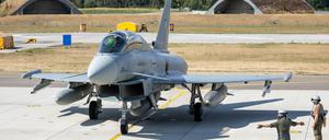 Ein deutscher Eurofighter steht am Fliegerhorst Neuburg bereit zum Start.