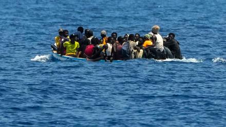 Migranten aus der Subsahara kurz bevor sie von Italiens Küstenwache aufgenommen werden (Archivbild)