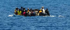 Migranten aus der Subsahara kurz bevor sie von Italiens Küstenwache aufgenommen werden (Archivbild)