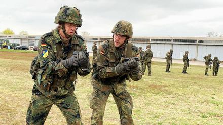 Zwei Bundeswehr-Soldaten in der Ausbildung. 
