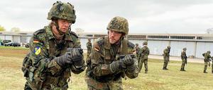 Zwei Bundeswehr-Soldaten in der Ausbildung. 