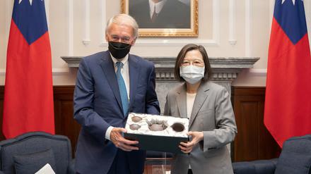 Die Präsidentin Taiwans Tsai Ing-wen und der US- Senator Ed Markey im Präsidentenbüro in Taipei, Taiwan. 