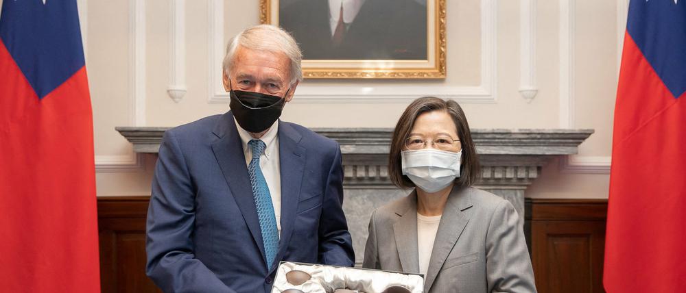 Die Präsidentin Taiwans Tsai Ing-wen und der US- Senator Ed Markey im Präsidentenbüro in Taipei, Taiwan.
