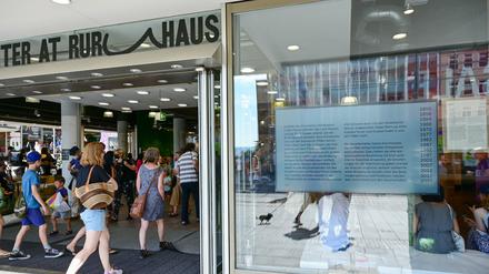 Auf einem Bildschirm im Fenster des Ruru-Hauses ist eine Erklärung der Gesellschafter zum Umgang mit antisemitisch kritisierten Kunstwerken zu lesen. 