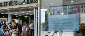 Auf einem Bildschirm im Fenster des Ruru-Hauses ist eine Erklärung der Gesellschafter zum Umgang mit antisemitisch kritisierten Kunstwerken zu lesen. 