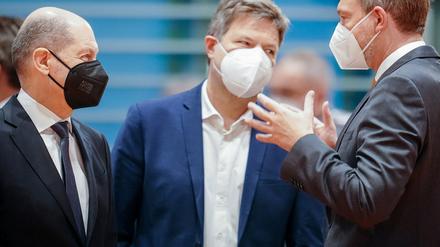 Mehr Entlastungen, aber wie finanzieren? Scholz, Habeck und Christian Lindner. 