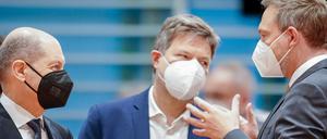 Mehr Entlastungen, aber wie finanzieren? Scholz, Habeck und Christian Lindner. 