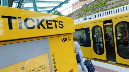 Ein Ticketautomat an einer Haltestelle einer U-Bahn in Stuttgart-Sillenbuch.