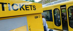 Ein Ticketautomat an einer Haltestelle einer U-Bahn in Stuttgart-Sillenbuch.