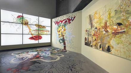 Blick in die Ausstellung „Abundant Futures“ mit Werken der Sammlung TBA21, zu der auch die Installation „Family Farm“ des britischen Künstlers Matthew Ritchie gehört.