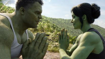 Mark Ruffalo (links) als Smart Hulk/Bruce Banner und Tatiana Maslany as Jennifer "Jen" Walters/She-Hulk,