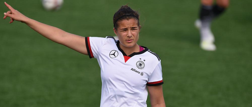 Die ehemalige Profifußballerin Lena Lotzen während eines Trainings der Nationalmannschaft.