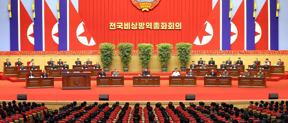 Kim Jong Un, Machthaber von Nordkorea, erklärt den Sieg über Covid-19 und eine Lockerung der Präventivmaßnahmen. 