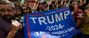 Trump-Fans hoffen auf seine Rückkehr ins Weiße Haus.